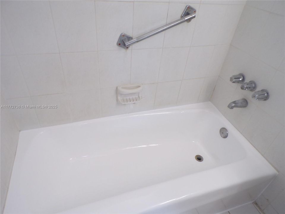 待售: $190,000 (1 贝兹, 1 浴室, 768 平方英尺)