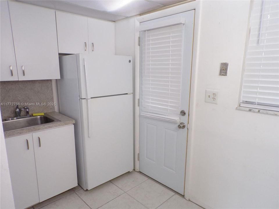 待售: $190,000 (1 贝兹, 1 浴室, 768 平方英尺)