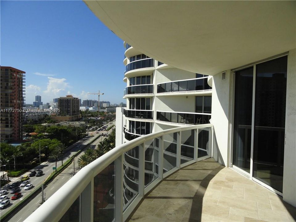 Recientemente alquilado: $4,400 (2 camas, 2 baños, 1301 Pies cuadrados)