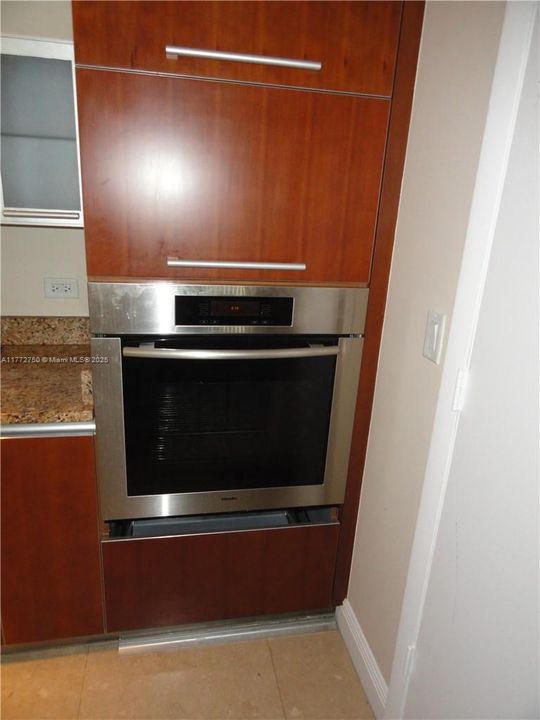 Recientemente alquilado: $4,400 (2 camas, 2 baños, 1301 Pies cuadrados)