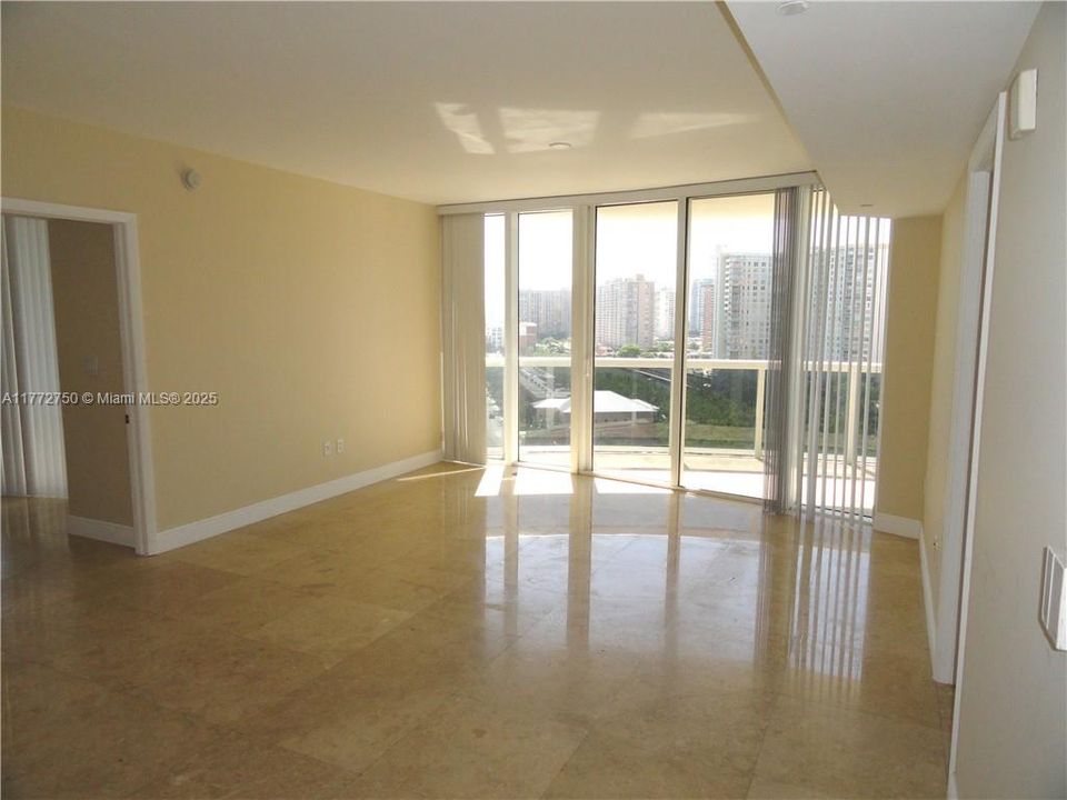 Recientemente alquilado: $4,400 (2 camas, 2 baños, 1301 Pies cuadrados)