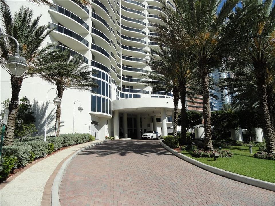 Recientemente alquilado: $4,400 (2 camas, 2 baños, 1301 Pies cuadrados)