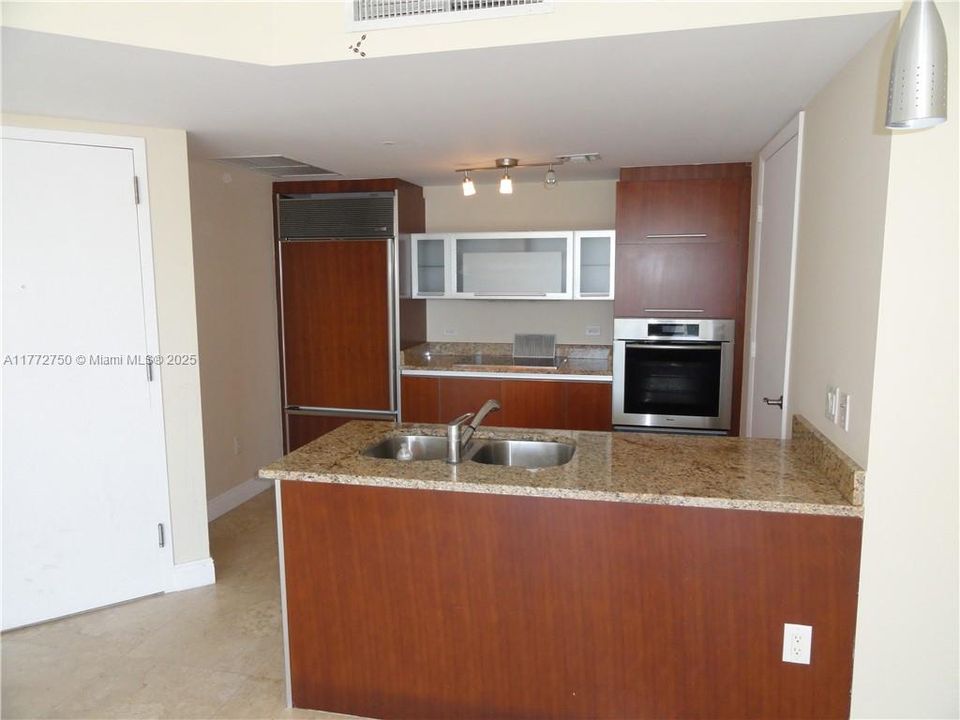 Recientemente alquilado: $4,400 (2 camas, 2 baños, 1301 Pies cuadrados)