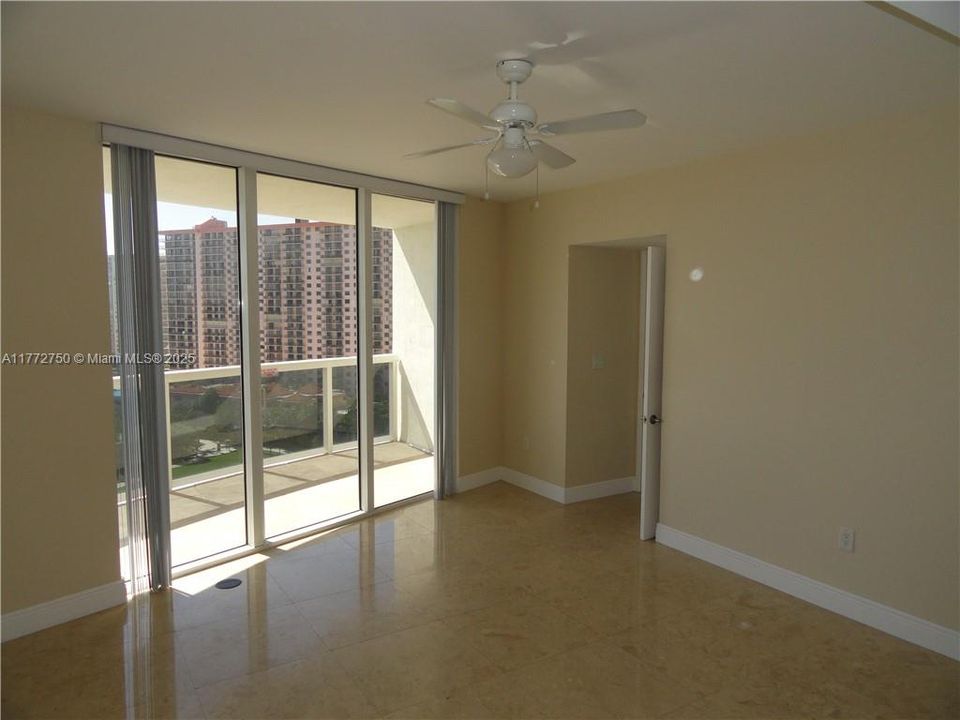 Recientemente alquilado: $4,400 (2 camas, 2 baños, 1301 Pies cuadrados)