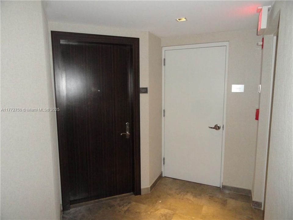 Recientemente alquilado: $4,400 (2 camas, 2 baños, 1301 Pies cuadrados)