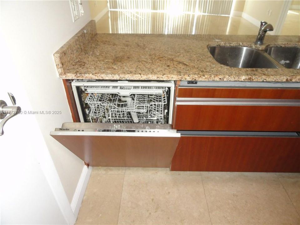 Recientemente alquilado: $4,400 (2 camas, 2 baños, 1301 Pies cuadrados)