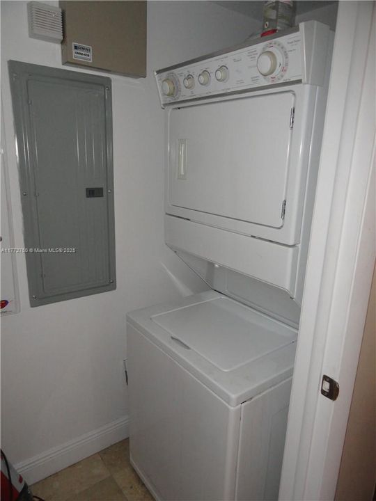 Recientemente alquilado: $4,400 (2 camas, 2 baños, 1301 Pies cuadrados)