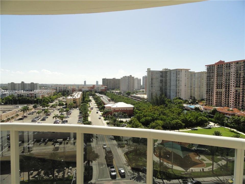 Recientemente alquilado: $4,400 (2 camas, 2 baños, 1301 Pies cuadrados)