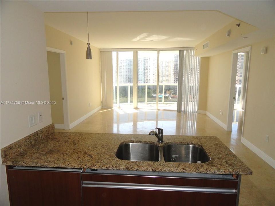 Recientemente alquilado: $4,400 (2 camas, 2 baños, 1301 Pies cuadrados)