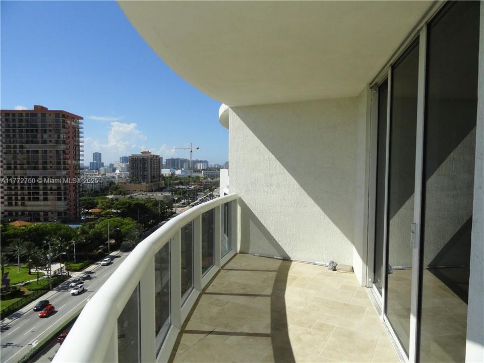 Recientemente alquilado: $4,400 (2 camas, 2 baños, 1301 Pies cuadrados)