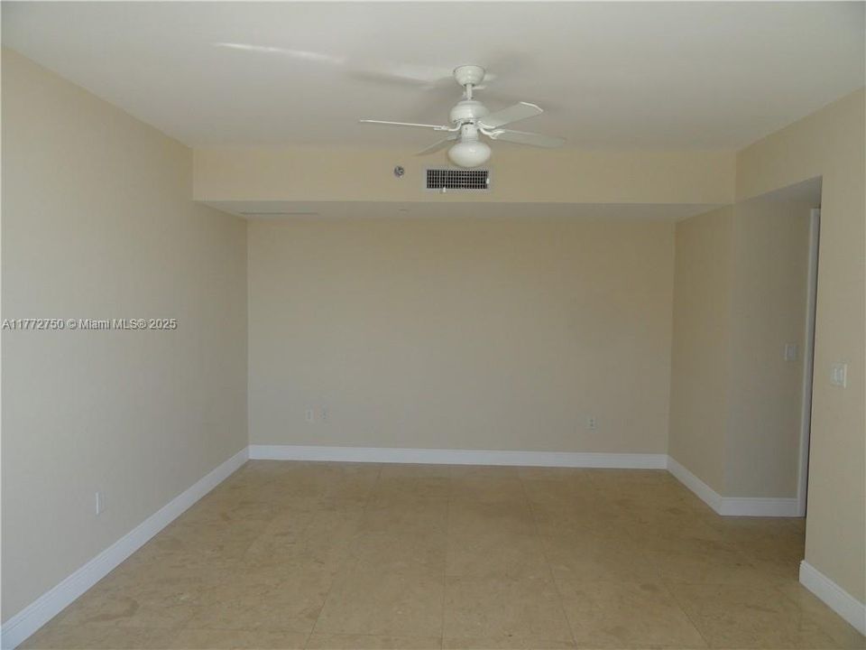 Recientemente alquilado: $4,400 (2 camas, 2 baños, 1301 Pies cuadrados)