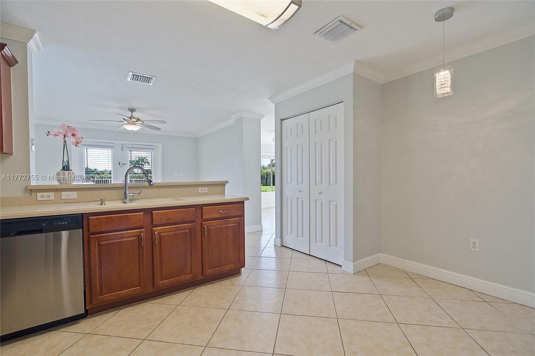 Vendido Recientemente: $779,900 (4 camas, 2 baños, 2101 Pies cuadrados)