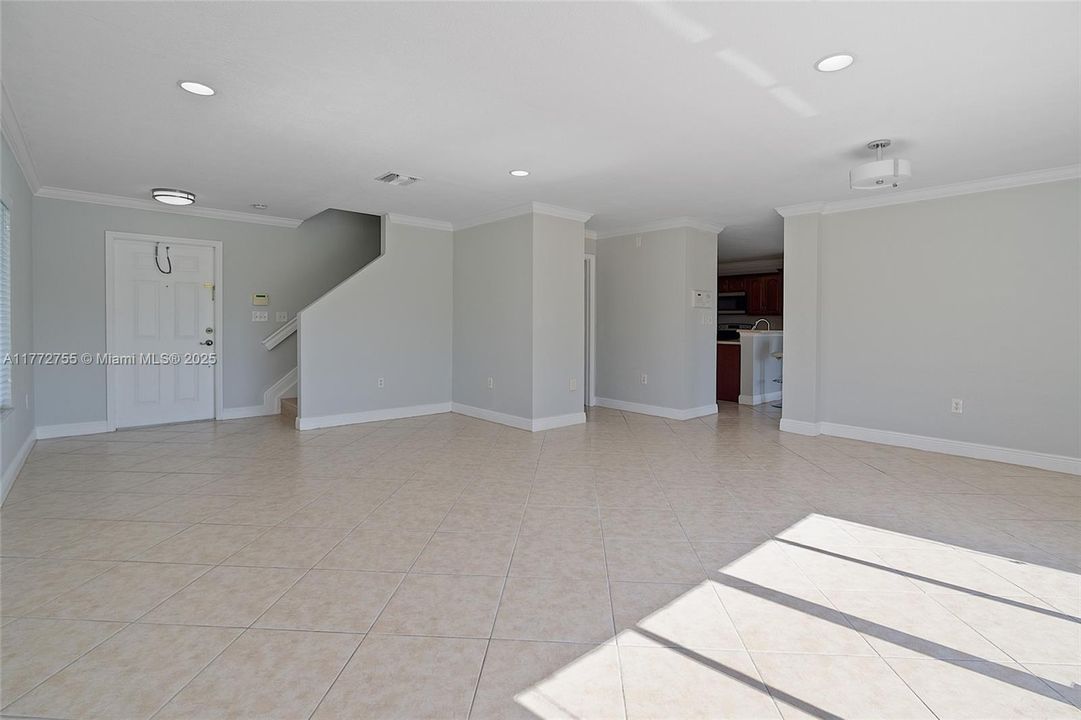 Vendido Recientemente: $779,900 (4 camas, 2 baños, 2101 Pies cuadrados)