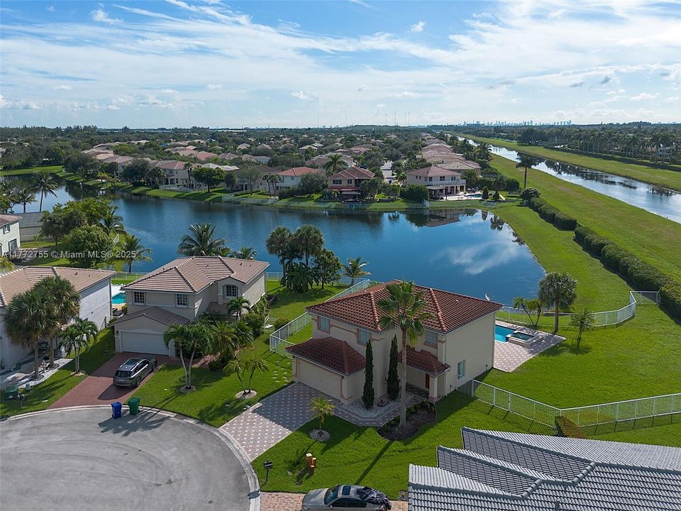 Vendido Recientemente: $779,900 (4 camas, 2 baños, 2101 Pies cuadrados)