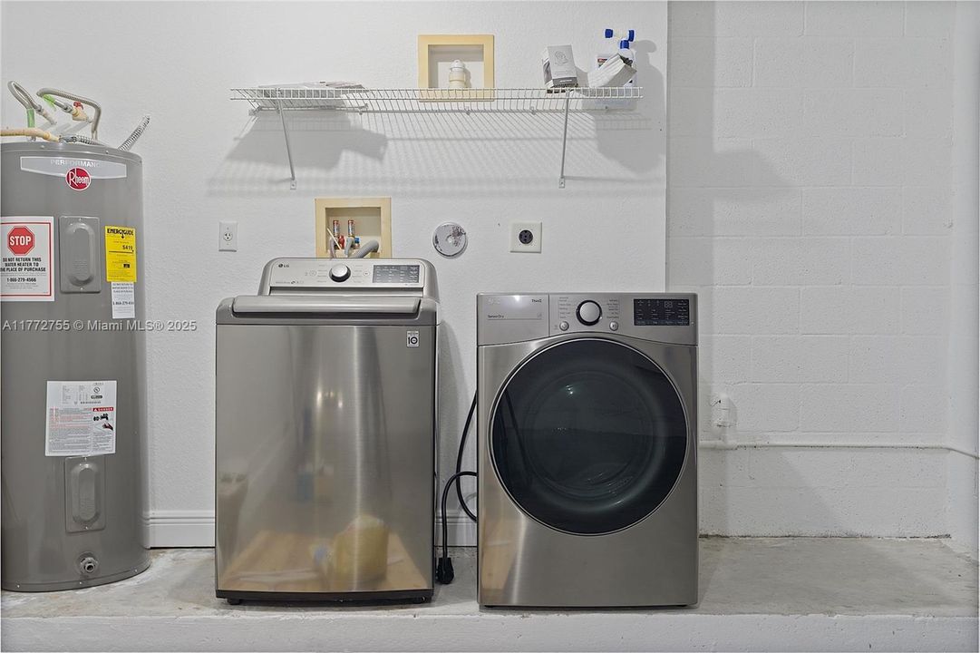 Vendido Recientemente: $779,900 (4 camas, 2 baños, 2101 Pies cuadrados)