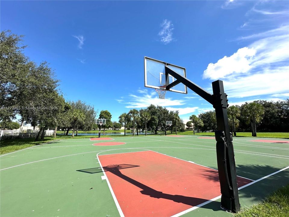 Vendido Recientemente: $779,900 (4 camas, 2 baños, 2101 Pies cuadrados)