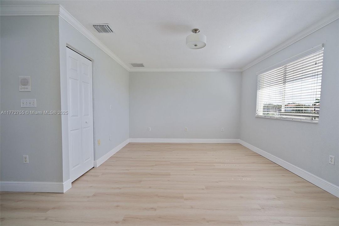 Vendido Recientemente: $779,900 (4 camas, 2 baños, 2101 Pies cuadrados)