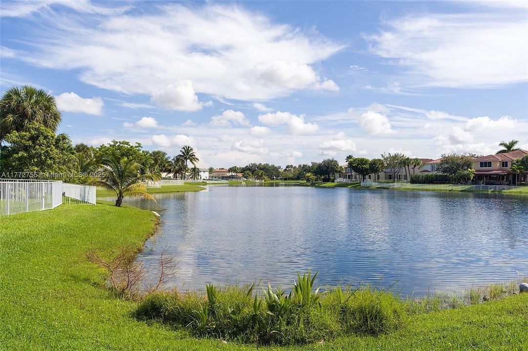 Vendido Recientemente: $779,900 (4 camas, 2 baños, 2101 Pies cuadrados)