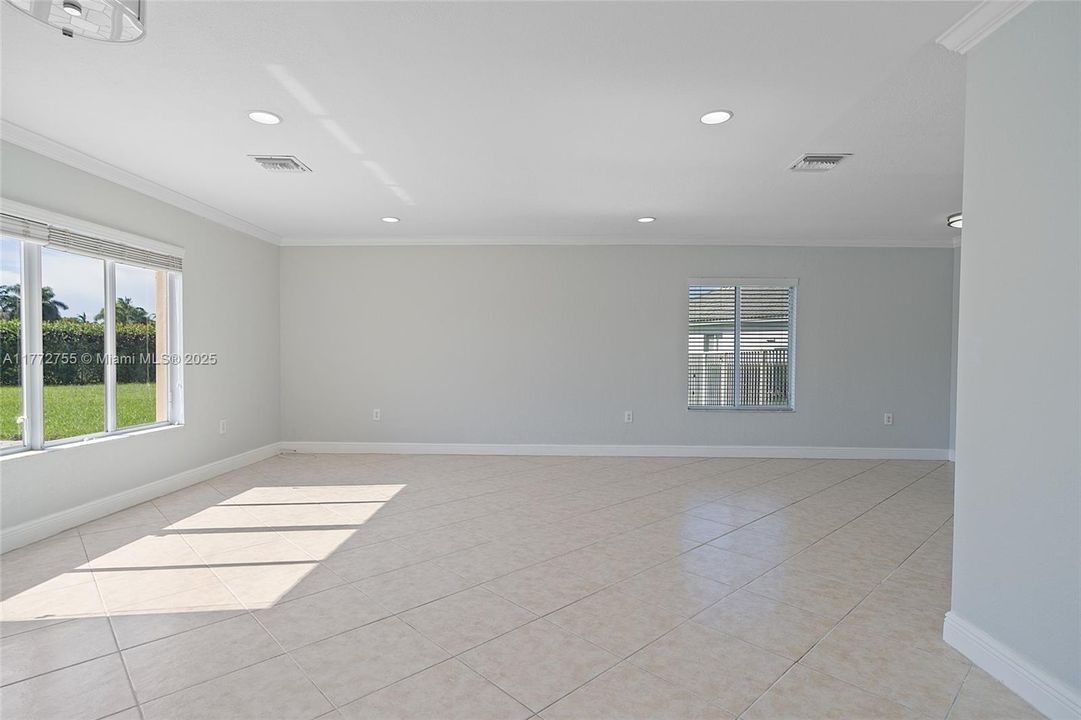 Vendido Recientemente: $779,900 (4 camas, 2 baños, 2101 Pies cuadrados)