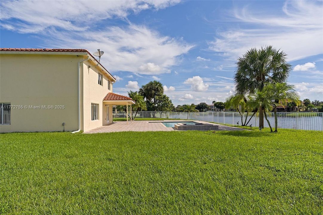 Vendido Recientemente: $779,900 (4 camas, 2 baños, 2101 Pies cuadrados)