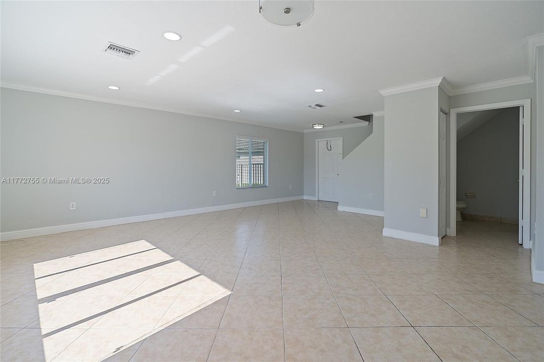 Vendido Recientemente: $779,900 (4 camas, 2 baños, 2101 Pies cuadrados)