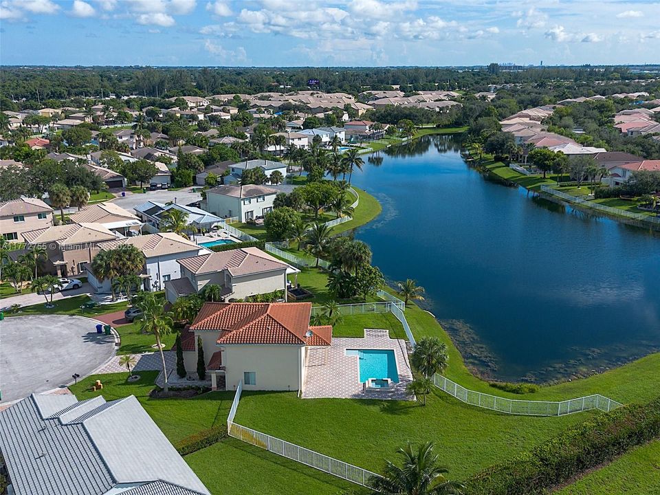 Vendido Recientemente: $779,900 (4 camas, 2 baños, 2101 Pies cuadrados)