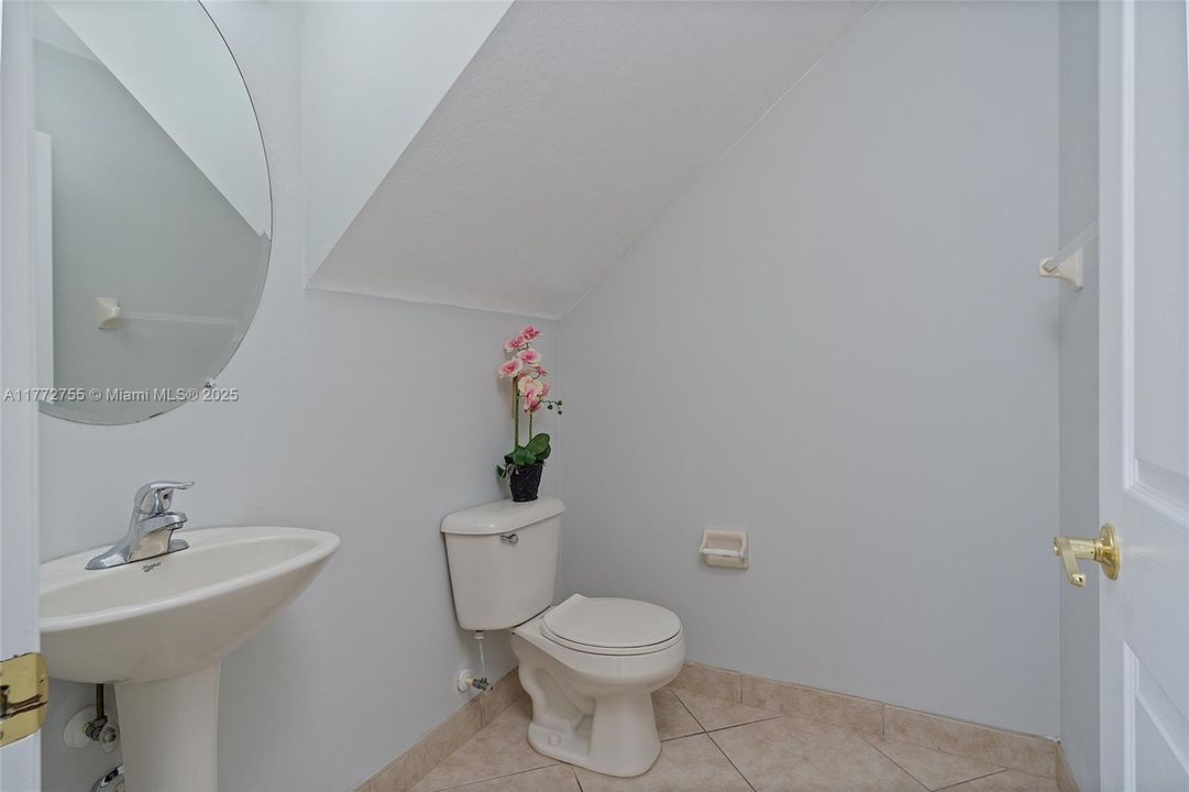 Vendido Recientemente: $779,900 (4 camas, 2 baños, 2101 Pies cuadrados)