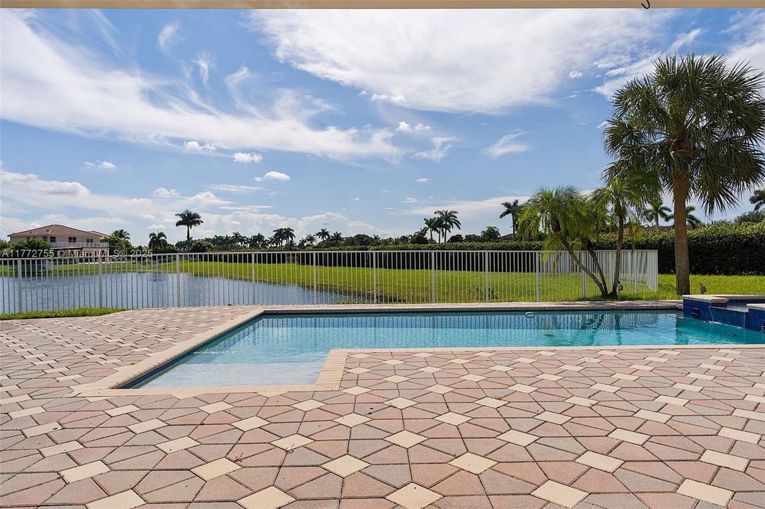 Vendido Recientemente: $779,900 (4 camas, 2 baños, 2101 Pies cuadrados)