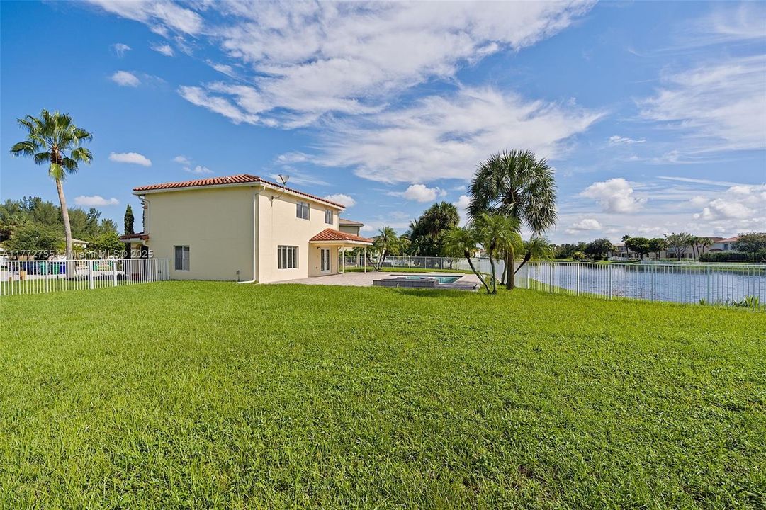 Vendido Recientemente: $779,900 (4 camas, 2 baños, 2101 Pies cuadrados)