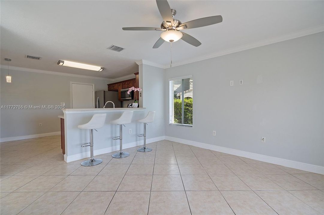 Vendido Recientemente: $779,900 (4 camas, 2 baños, 2101 Pies cuadrados)