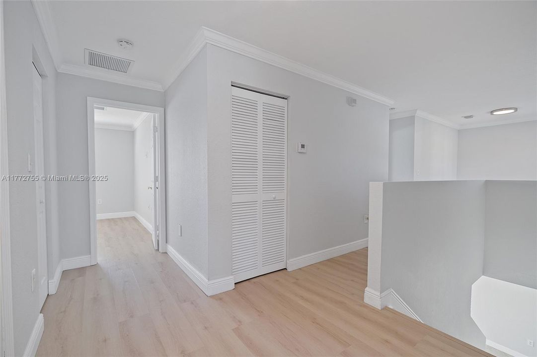 Vendido Recientemente: $779,900 (4 camas, 2 baños, 2101 Pies cuadrados)