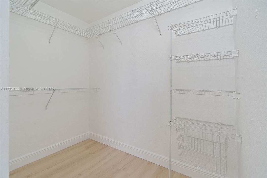 Vendido Recientemente: $779,900 (4 camas, 2 baños, 2101 Pies cuadrados)