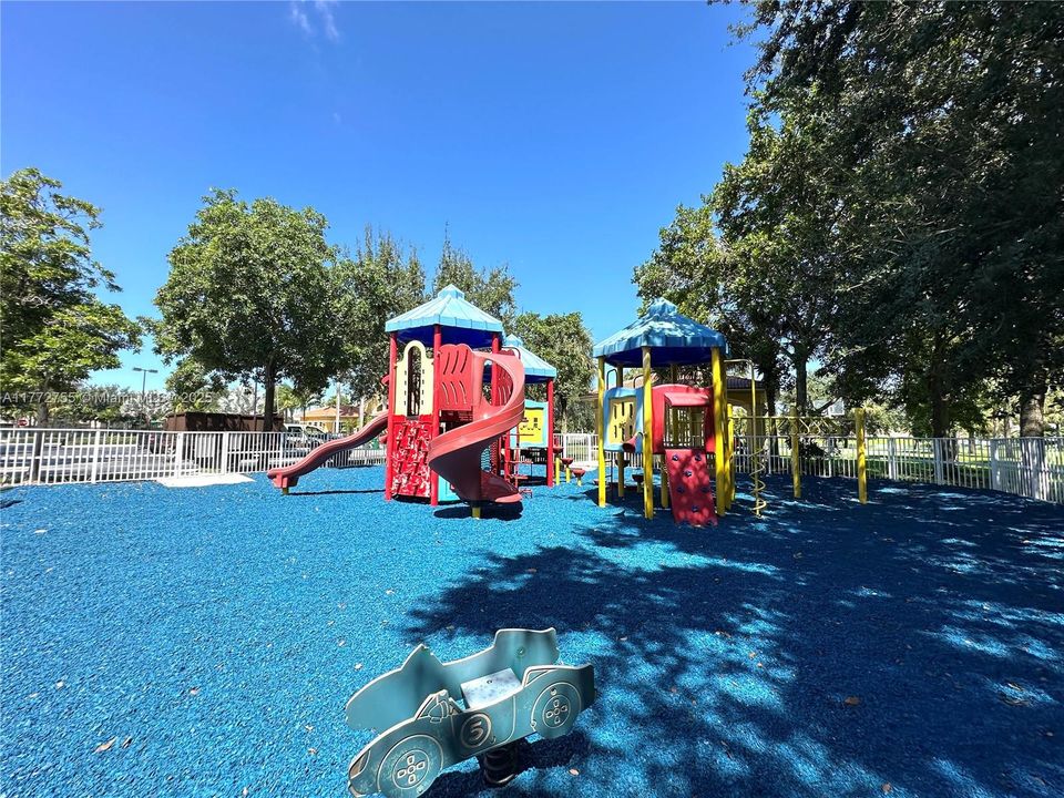 Vendido Recientemente: $779,900 (4 camas, 2 baños, 2101 Pies cuadrados)