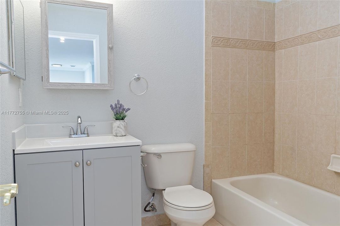 Vendido Recientemente: $779,900 (4 camas, 2 baños, 2101 Pies cuadrados)