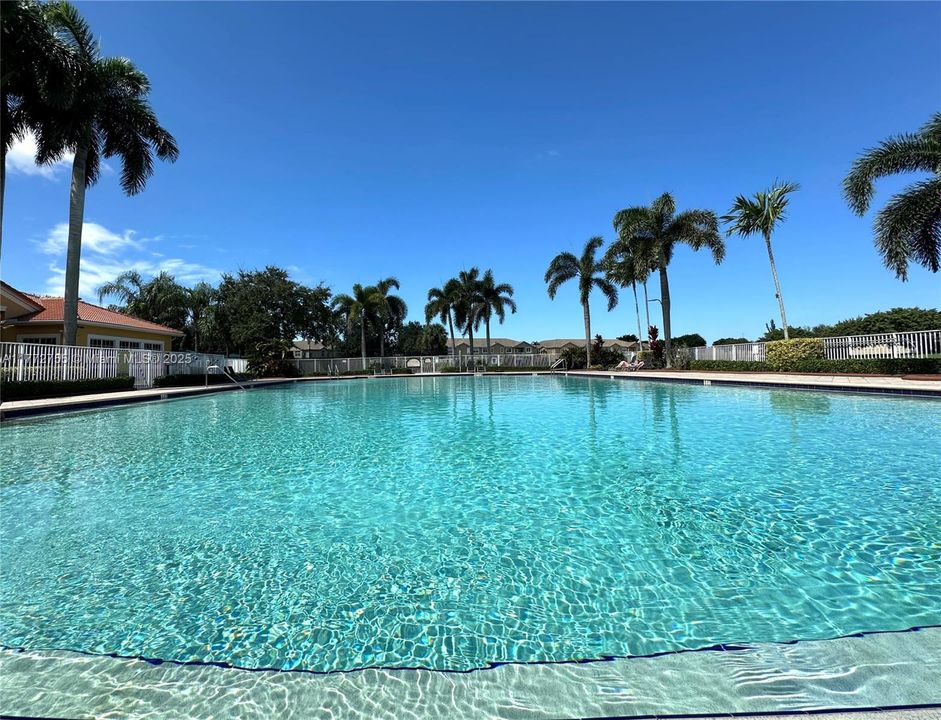 Vendido Recientemente: $779,900 (4 camas, 2 baños, 2101 Pies cuadrados)