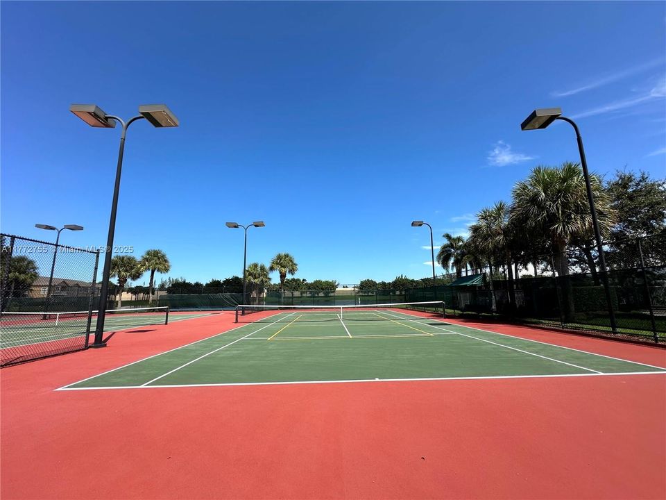 Vendido Recientemente: $779,900 (4 camas, 2 baños, 2101 Pies cuadrados)