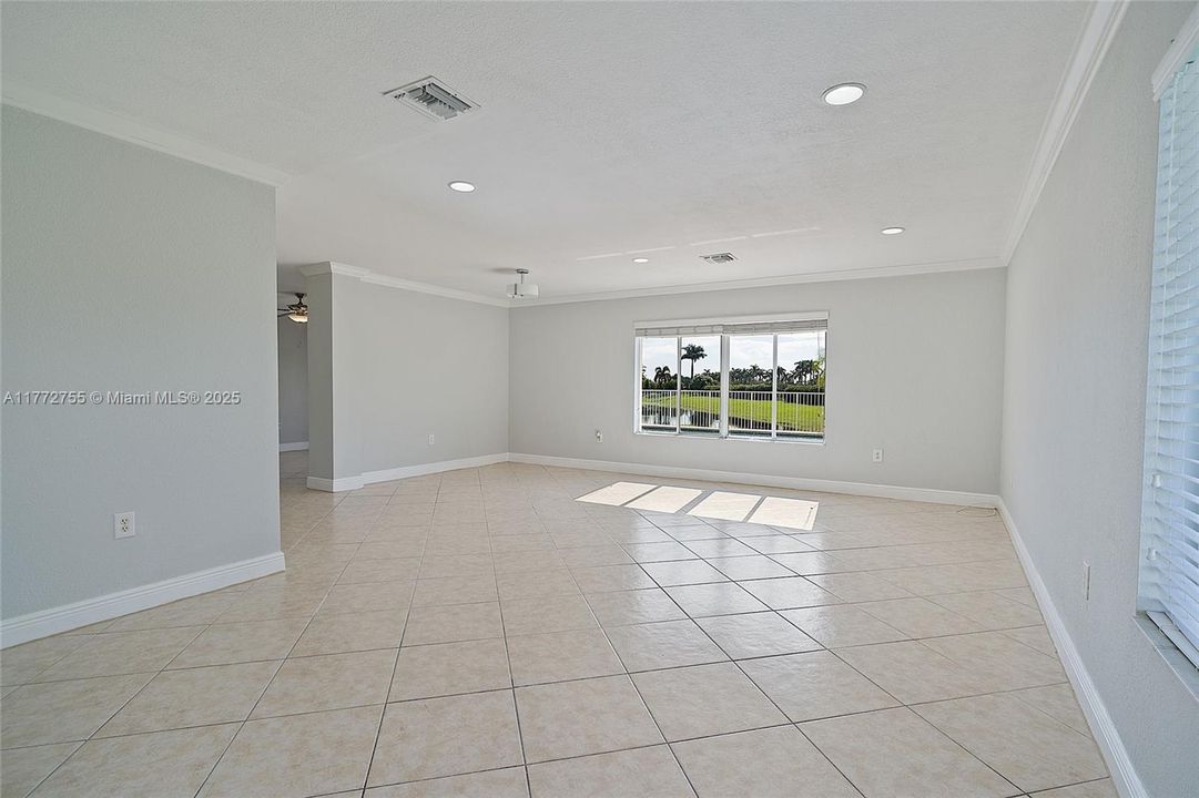 Vendido Recientemente: $779,900 (4 camas, 2 baños, 2101 Pies cuadrados)