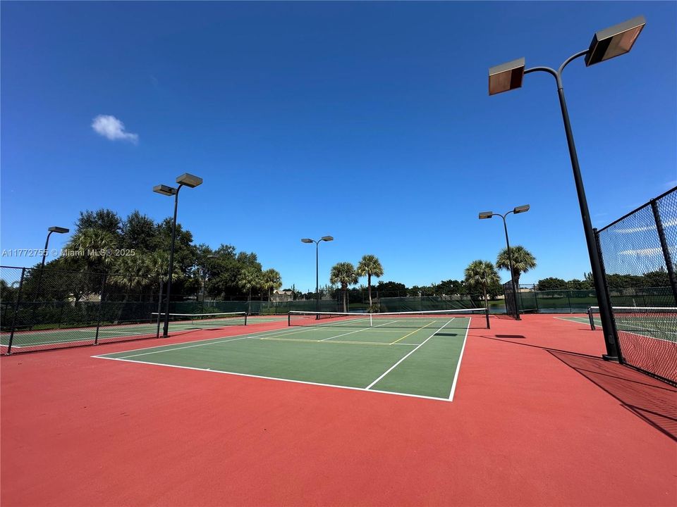 Vendido Recientemente: $779,900 (4 camas, 2 baños, 2101 Pies cuadrados)