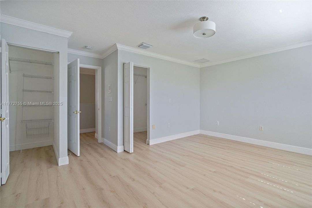 Vendido Recientemente: $779,900 (4 camas, 2 baños, 2101 Pies cuadrados)