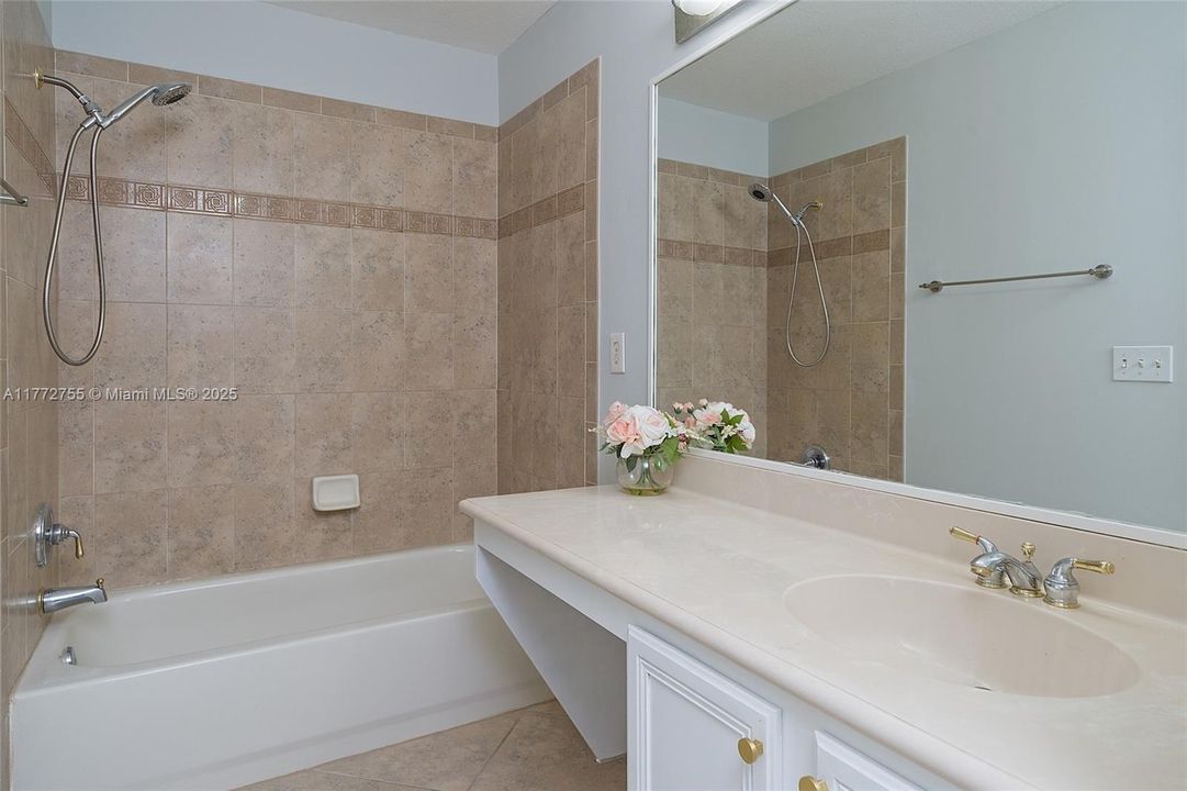 Vendido Recientemente: $779,900 (4 camas, 2 baños, 2101 Pies cuadrados)