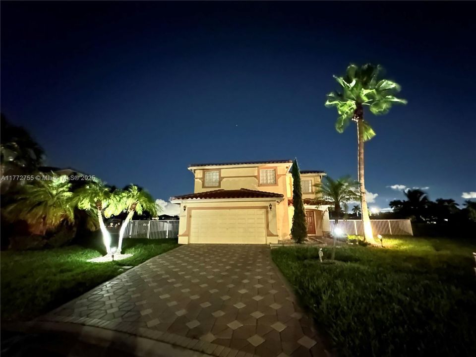 Vendido Recientemente: $779,900 (4 camas, 2 baños, 2101 Pies cuadrados)