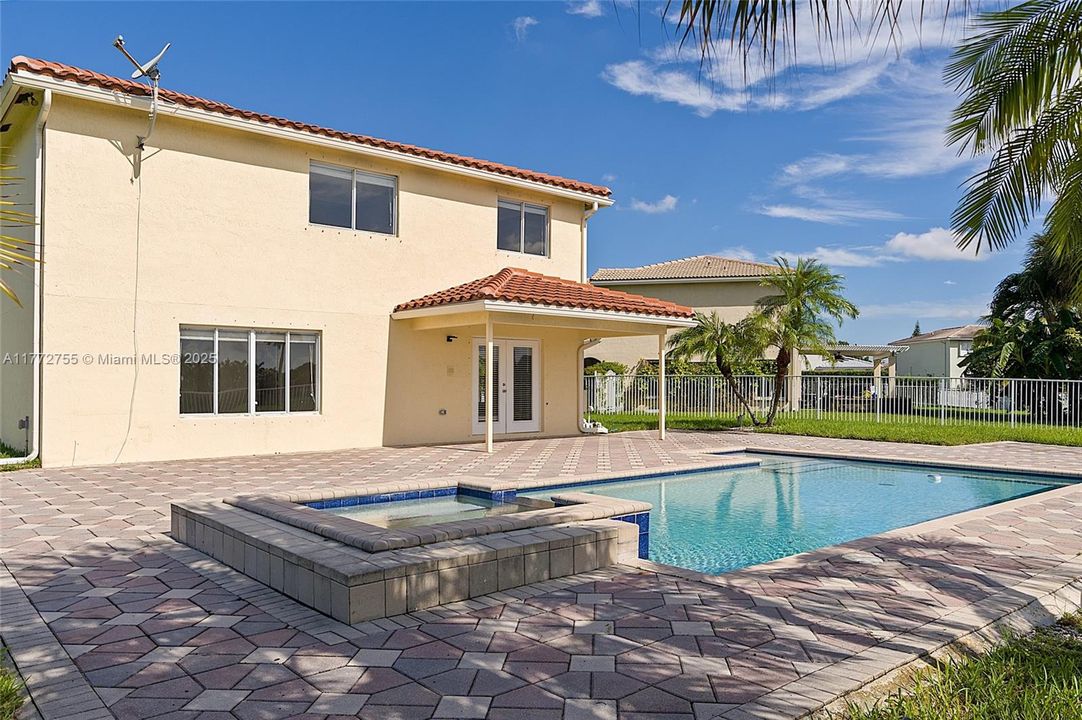 Vendido Recientemente: $779,900 (4 camas, 2 baños, 2101 Pies cuadrados)