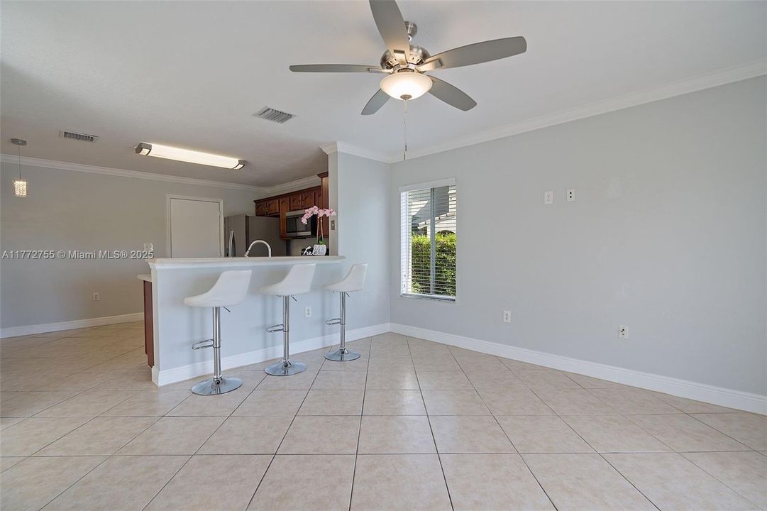 Vendido Recientemente: $779,900 (4 camas, 2 baños, 2101 Pies cuadrados)