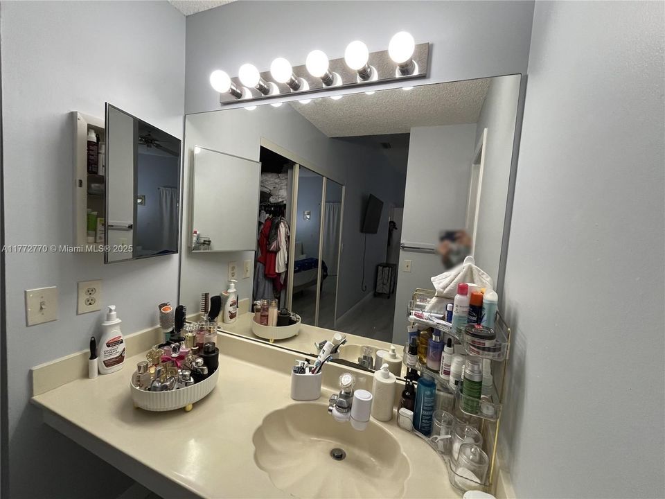 Recientemente alquilado: $2,350 (2 camas, 2 baños, 1000 Pies cuadrados)