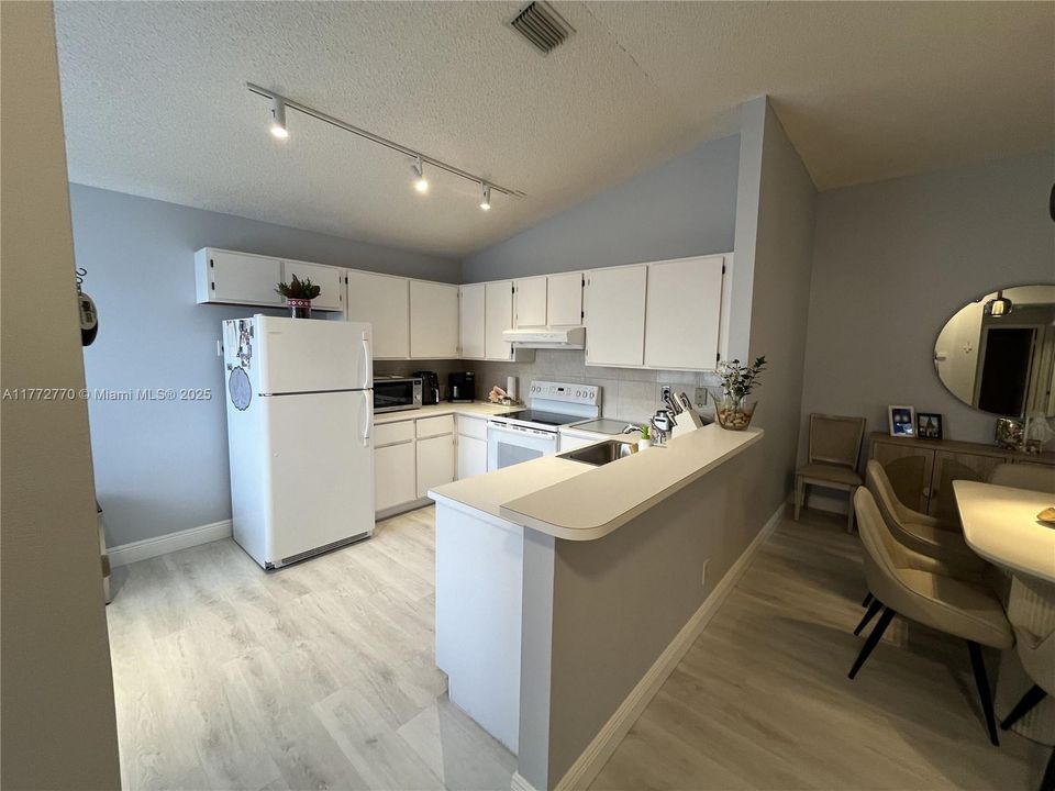 Recientemente alquilado: $2,350 (2 camas, 2 baños, 1000 Pies cuadrados)