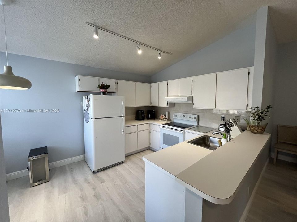 Recientemente alquilado: $2,350 (2 camas, 2 baños, 1000 Pies cuadrados)