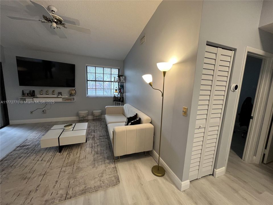 Recientemente alquilado: $2,350 (2 camas, 2 baños, 1000 Pies cuadrados)