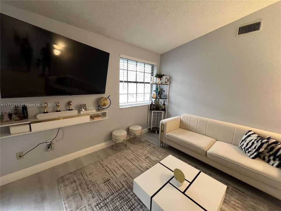 Recientemente alquilado: $2,350 (2 camas, 2 baños, 1000 Pies cuadrados)