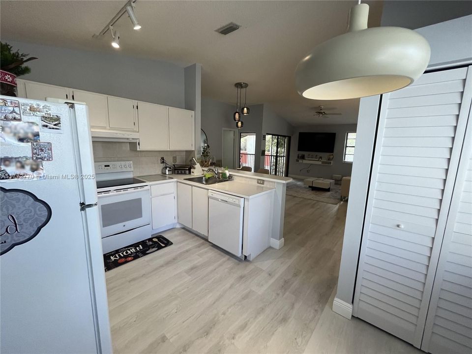 Recientemente alquilado: $2,350 (2 camas, 2 baños, 1000 Pies cuadrados)