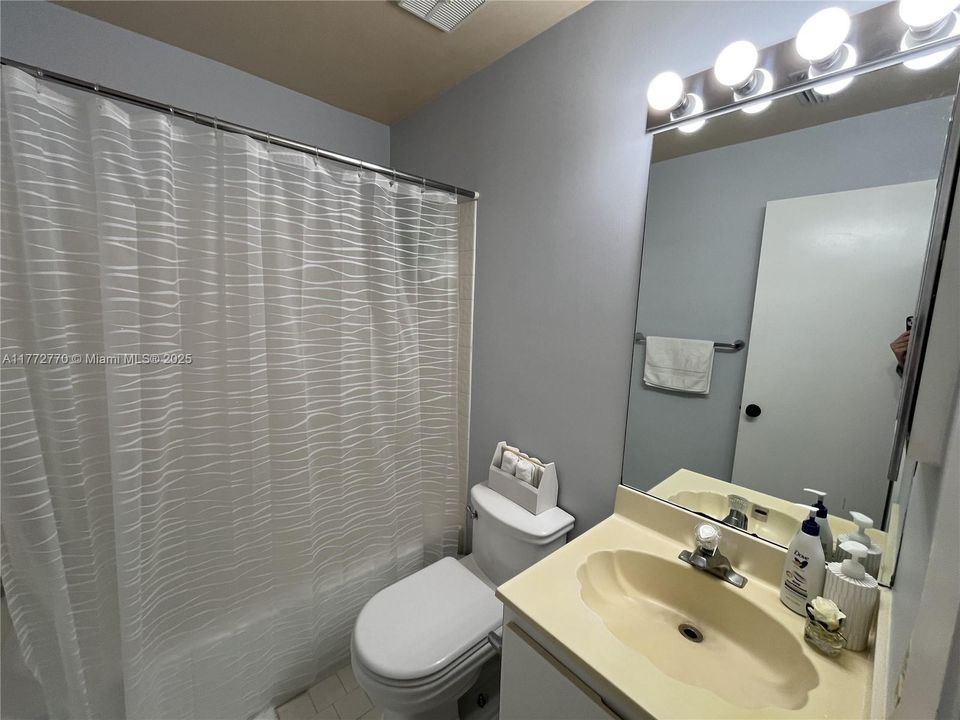 Recientemente alquilado: $2,350 (2 camas, 2 baños, 1000 Pies cuadrados)